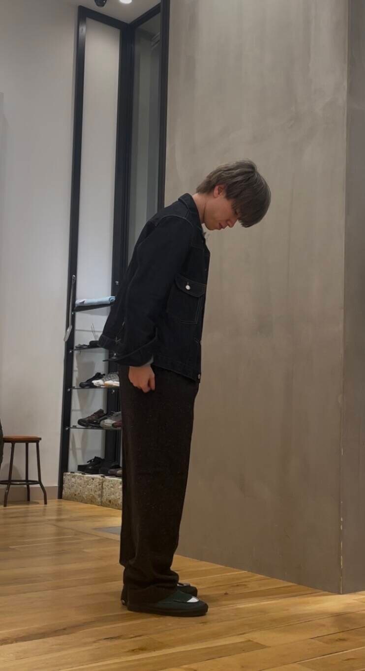 ブルー系のデニムジャケット、ブラウン系のその他パンツ、グレー系のポロシャツを着用したメンズの冬コーディネートの3枚目の写真