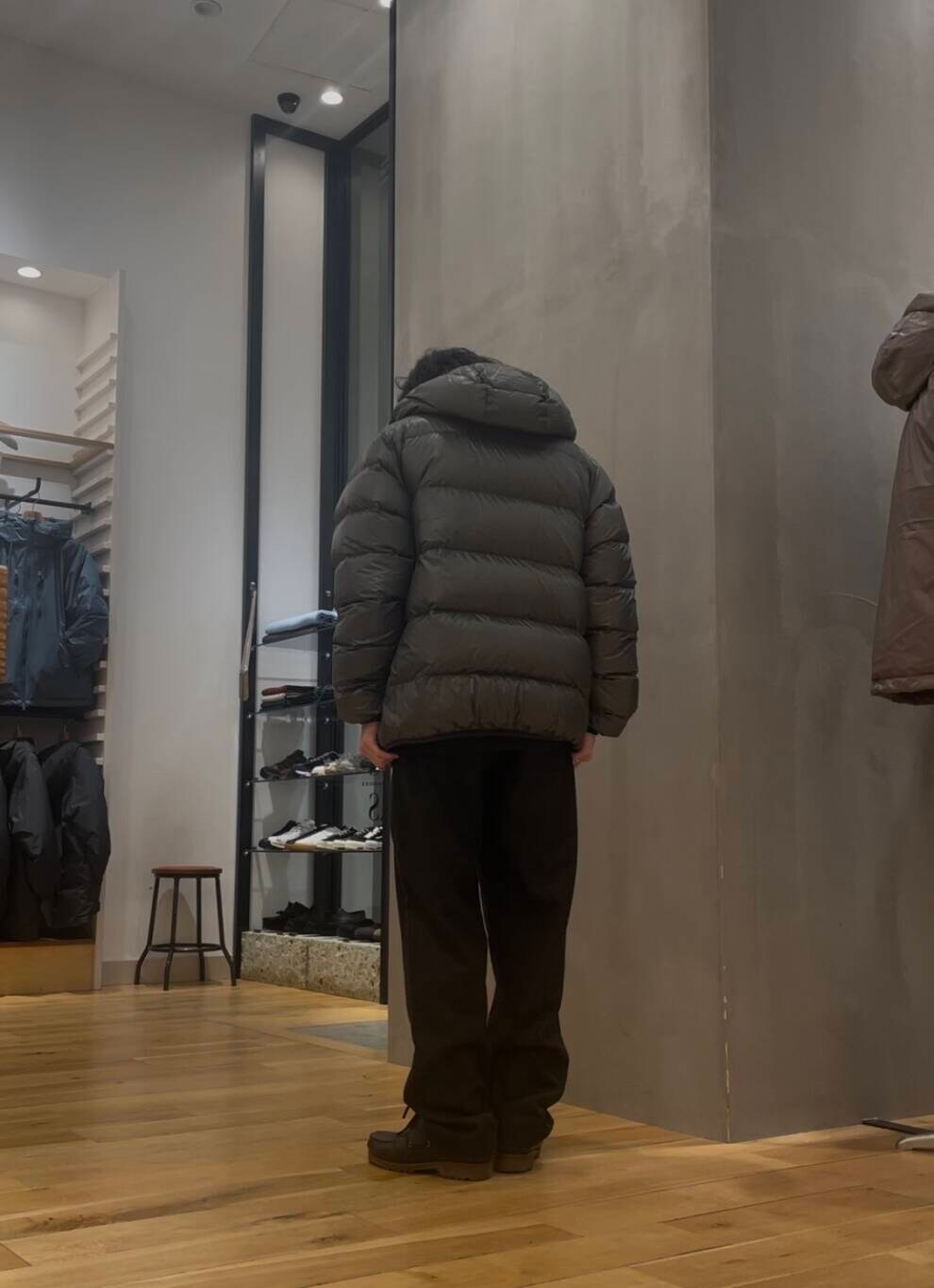 グリーン系のダウンジャケット/コート、グレー系のスウェット、ブラウン系のその他パンツを着用したメンズの冬コーディネートの3枚目の写真