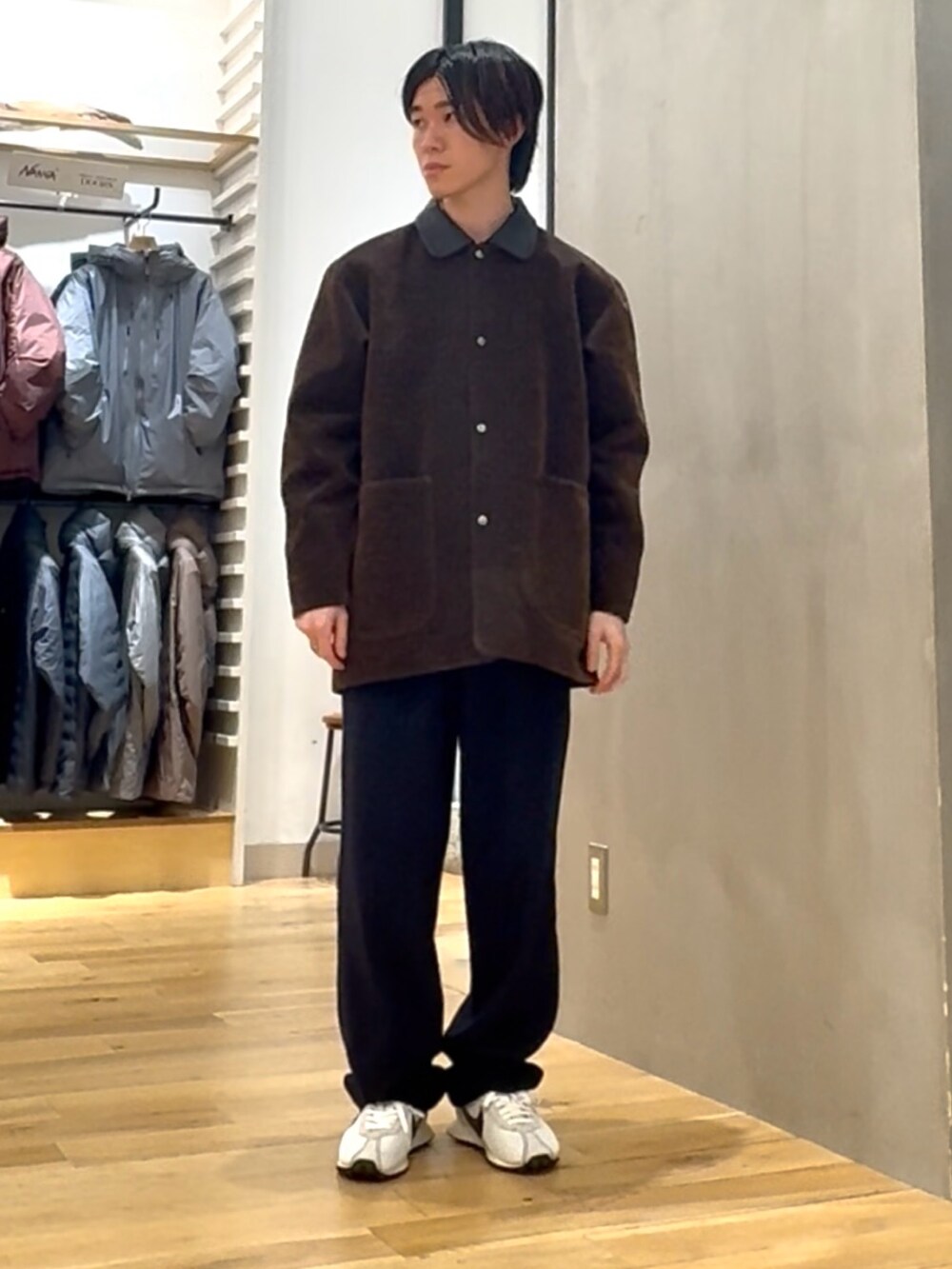 グレー系のニット/セーター、ブラウン系のその他アウター、ブルー系のその他パンツを着用したメンズの秋コーディネートの2枚目の写真