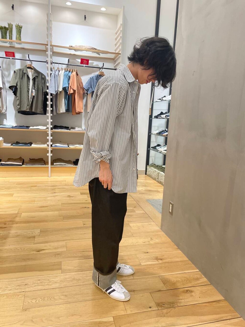 ブラック系のデニムパンツ、ホワイト系のTシャツ/カットソー、ブラウン系のシャツ/ブラウスを着用したメンズの夏コーディネートの3枚目の写真