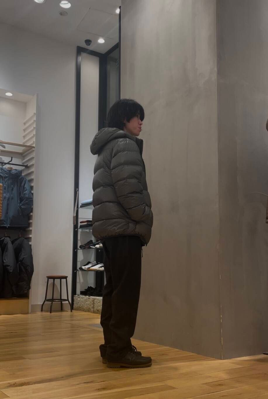 グリーン系のダウンジャケット/コート、グレー系のスウェット、ブラウン系のその他パンツを着用したメンズの冬コーディネートの2枚目の写真