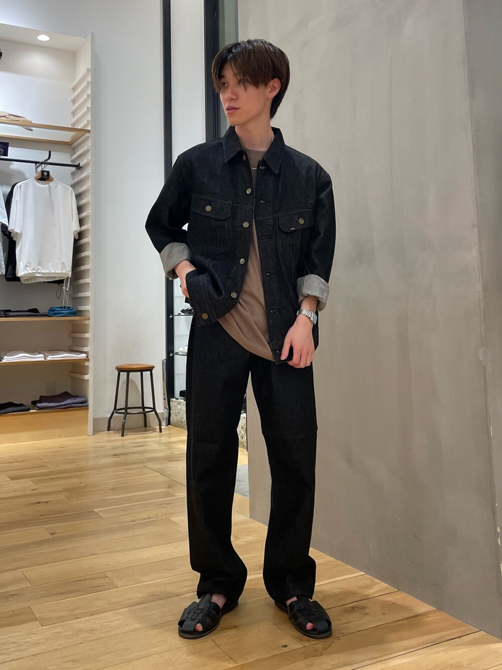 ブラック系のデニムジャケット、ブラック系のデニムパンツ、ブラウン系のTシャツ/カットソーを着用したメンズの夏コーディネートの2枚目の写真