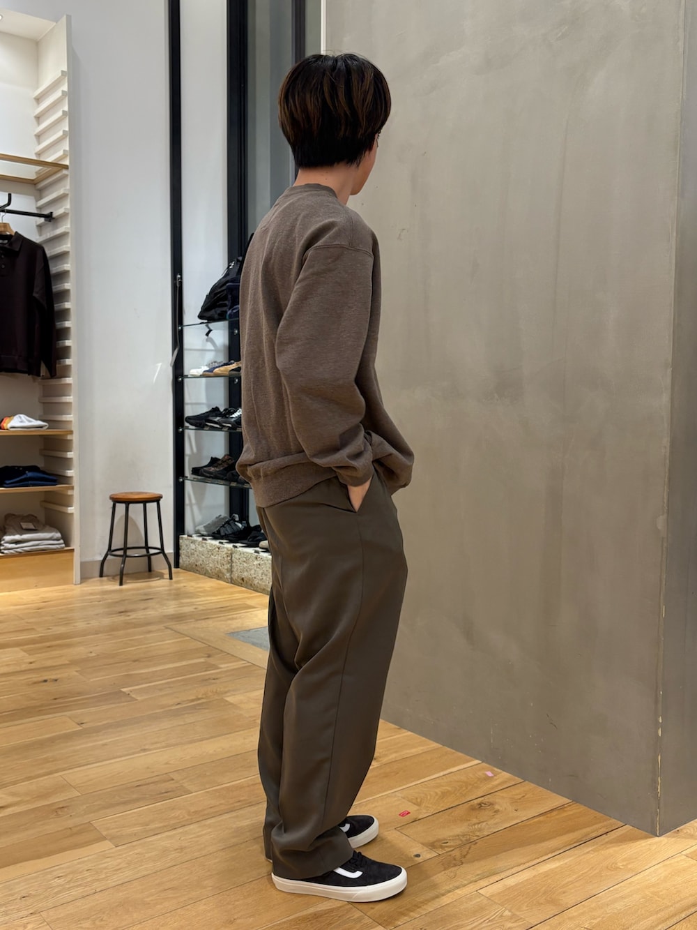 ブラウン系のスウェット、グレー系のその他パンツ、ブラック系のスニーカーを着用したメンズの秋コーディネートの2枚目の写真