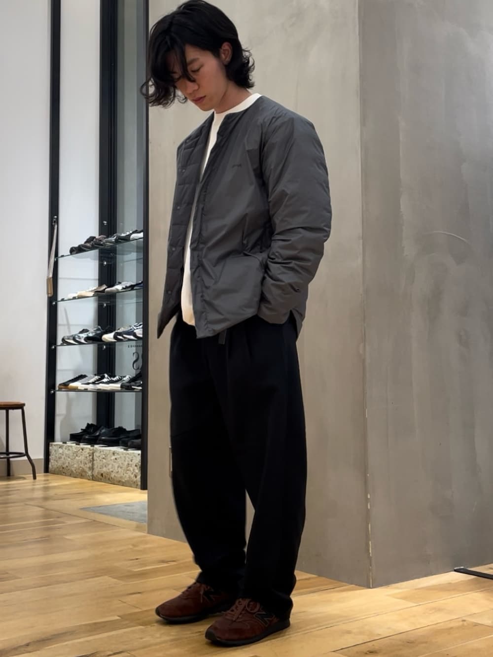 「冬コーデ、DOORS、NANGA、NANGA×DOORS、ダウンジャケット、カジュアル、スニーカーコーデ、EKAL、別注、インナーダウン、シンプルコーデ」｜「NANGAの『別注』NANGA×DOORS　INNER DOWN JACKET（ダウンジャケット/コート、グレー系）」を使った、スズキさん（メンズ・165cm）の秋コーディネートの2枚目の写真