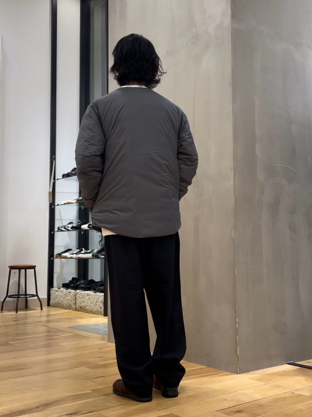 「冬コーデ、DOORS、NANGA、NANGA×DOORS、ダウンジャケット、カジュアル、スニーカーコーデ、EKAL、別注、インナーダウン、シンプルコーデ」｜「NANGAの『別注』NANGA×DOORS　INNER DOWN JACKET（ダウンジャケット/コート、グレー系）」を使った、スズキさん（メンズ・165cm）の秋コーディネートの3枚目の写真