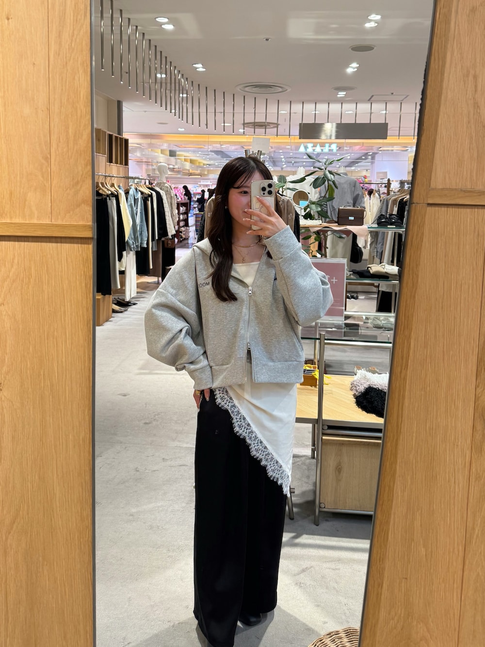 グレー系のパーカー、ブラック系のその他パンツを着用したレディースの冬コーディネートの2枚目の写真
