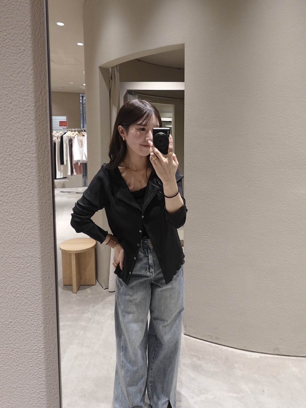 ブルー系のデニムパンツ、ブラック系のシャツ/ブラウスを着用したレディースの冬コーディネートの2枚目の写真