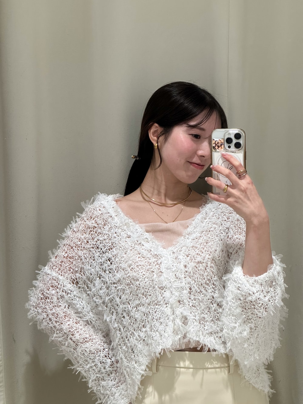 ホワイト系のカーディガン/ボレロ、ホワイト系のスカートを着用したレディースの冬コーディネートの2枚目の写真