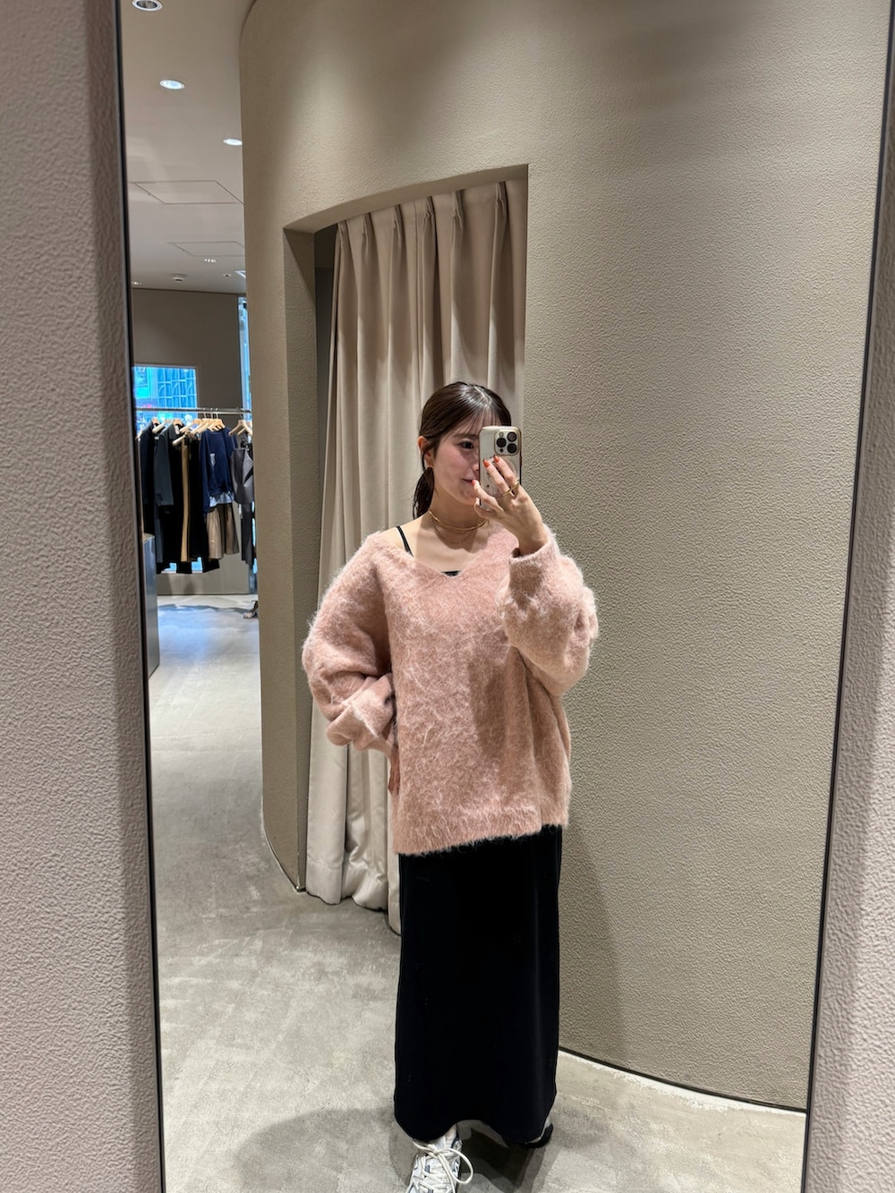 ピンク系のニット/セーター、ブラック系のワンピースを着用したレディースの秋コーディネートの2枚目の写真