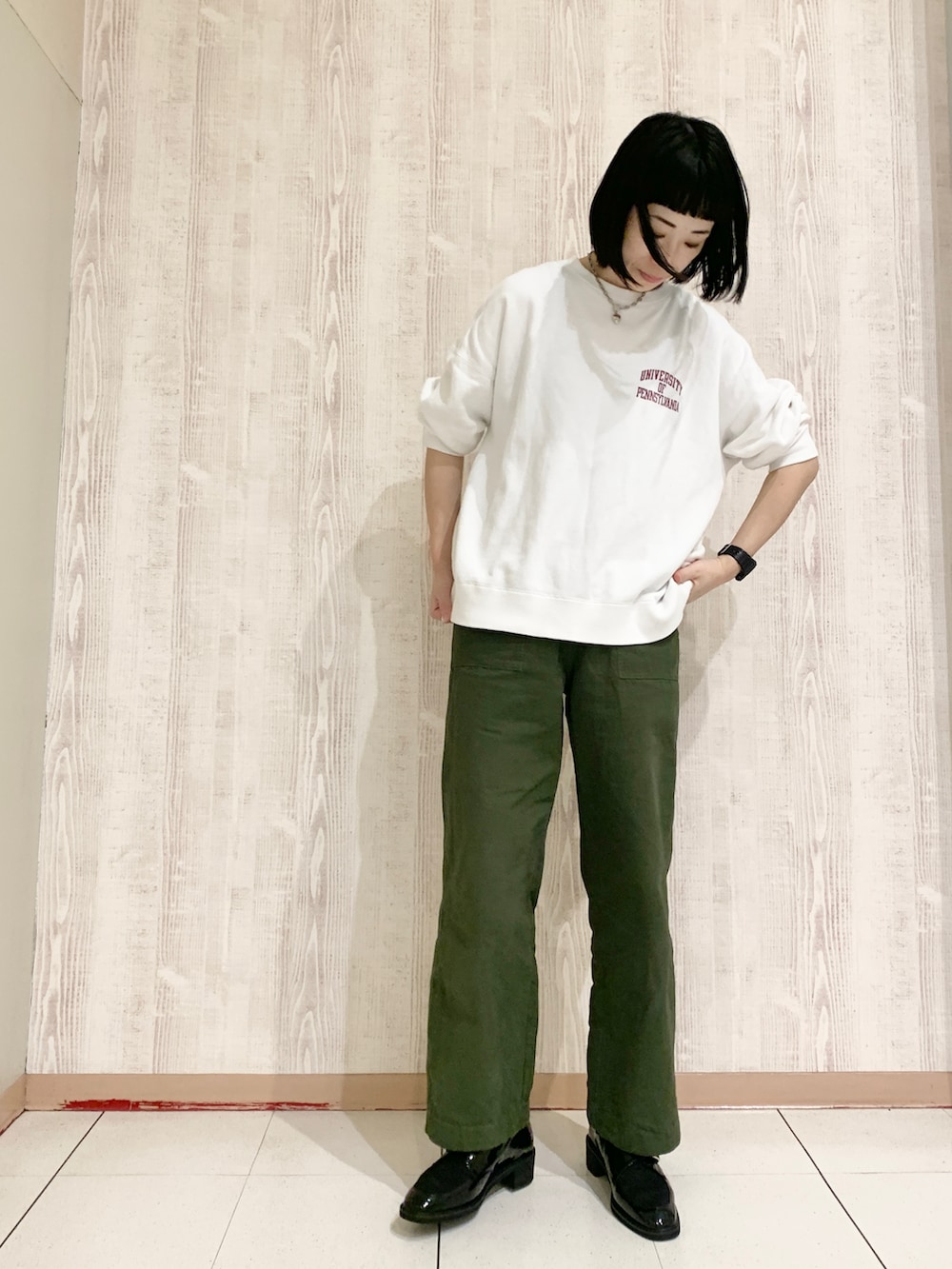 ホワイト系のスウェット、グリーン系のその他パンツ、ブラック系のパンプスを着用したレディースの秋コーディネートの2枚目の写真