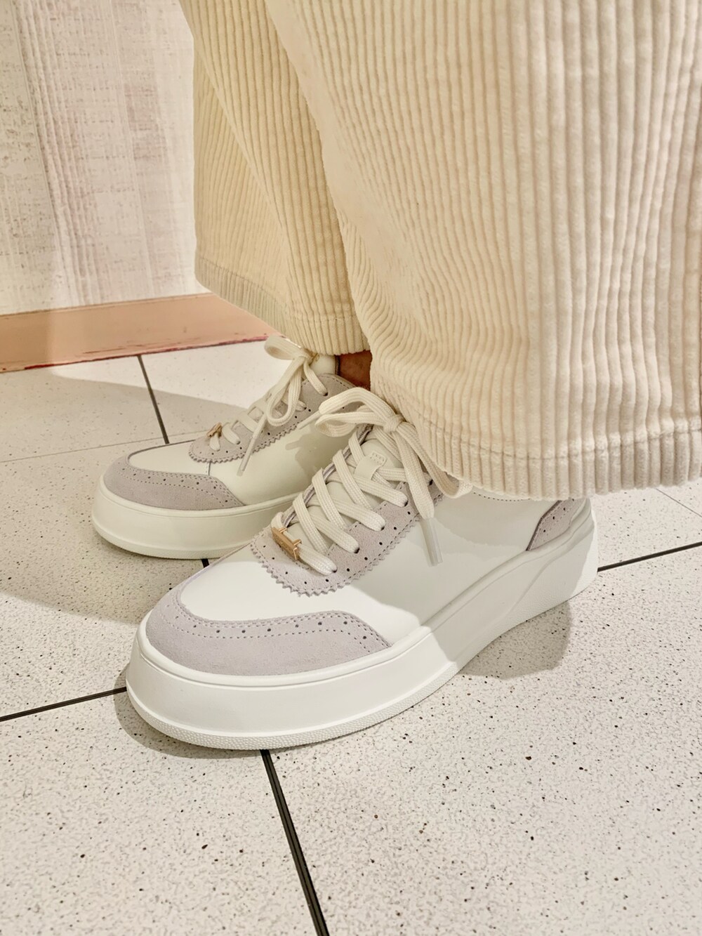 ホワイト系のスウェット、ホワイト系のスニーカーを着用したレディースの冬コーディネートの5枚目の写真