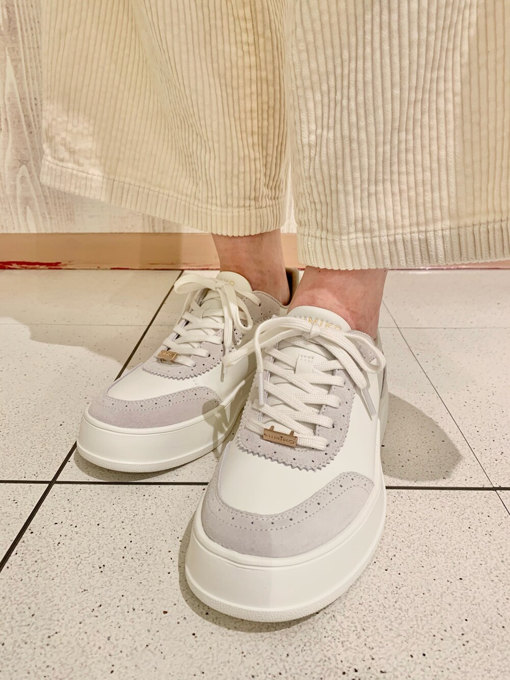 ホワイト系のスウェット、ホワイト系のスニーカーを着用したレディースの冬コーディネートの4枚目の写真