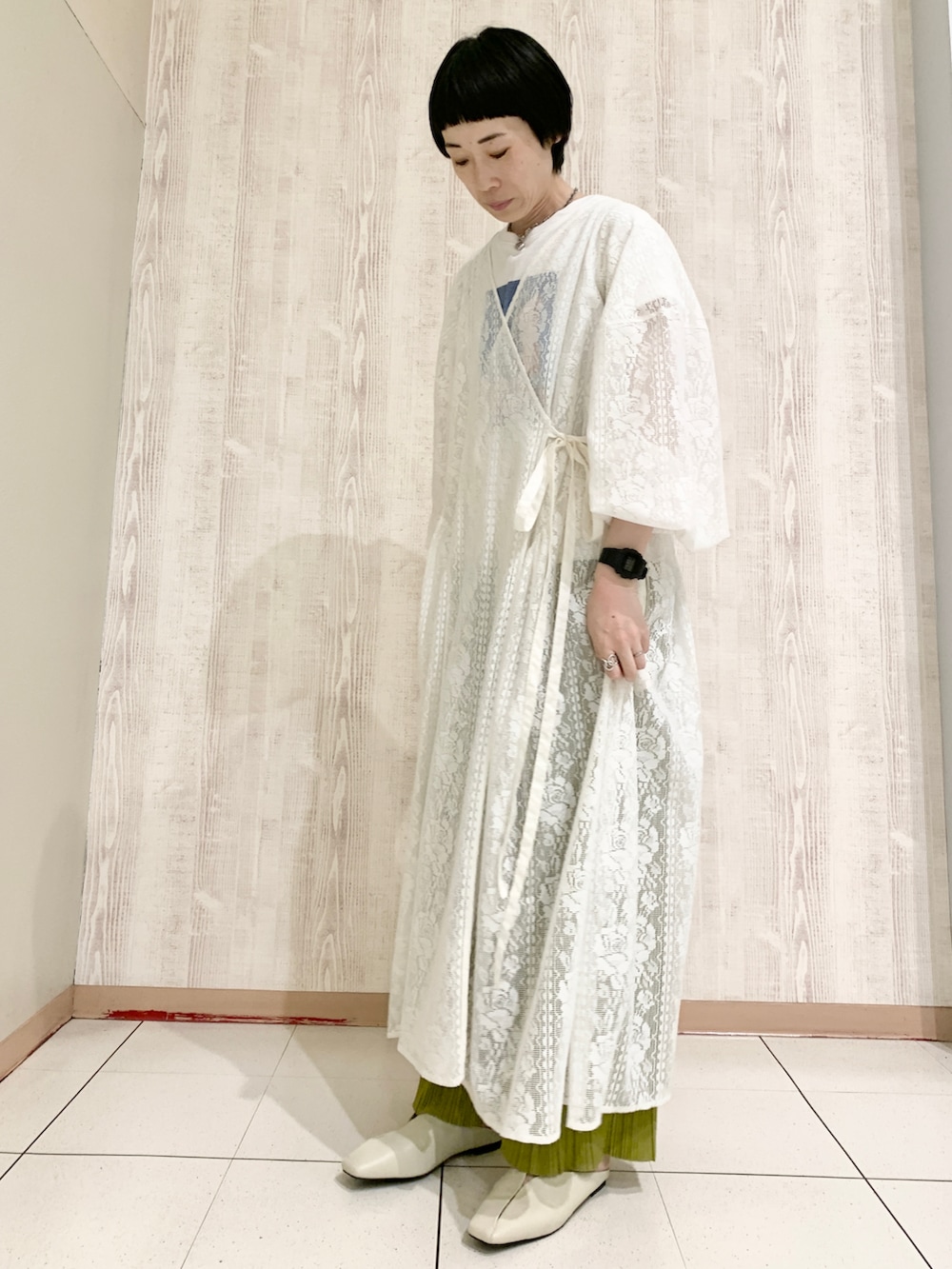 ホワイト系のワンピース、グリーン系のその他パンツ、ホワイト系のサンダルを着用したレディースの春コーディネートの2枚目の写真