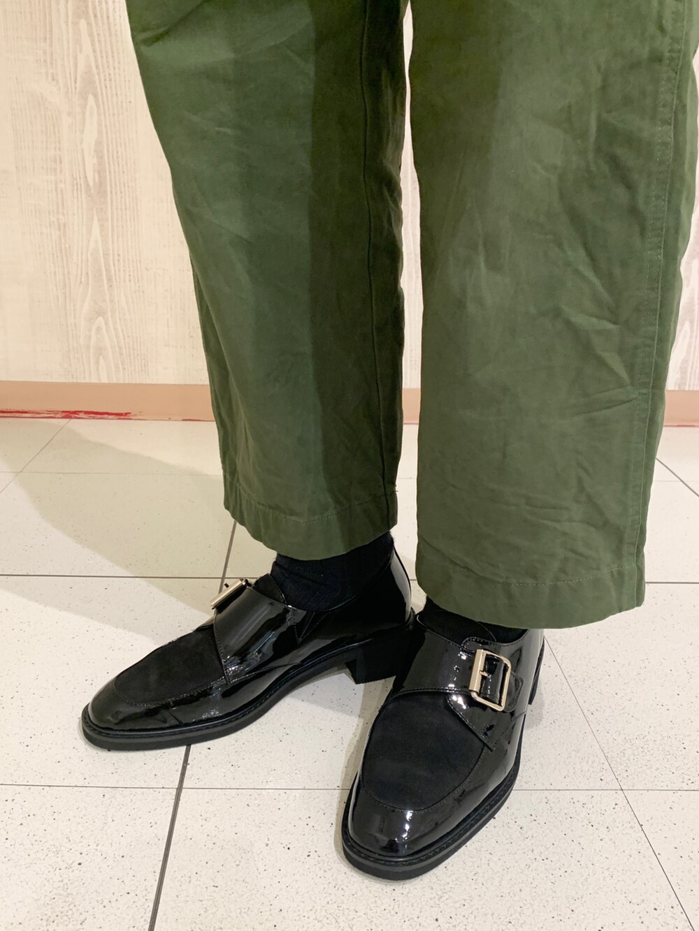 ホワイト系のスウェット、グリーン系のその他パンツ、ブラック系のパンプスを着用したレディースの秋コーディネートの4枚目の写真