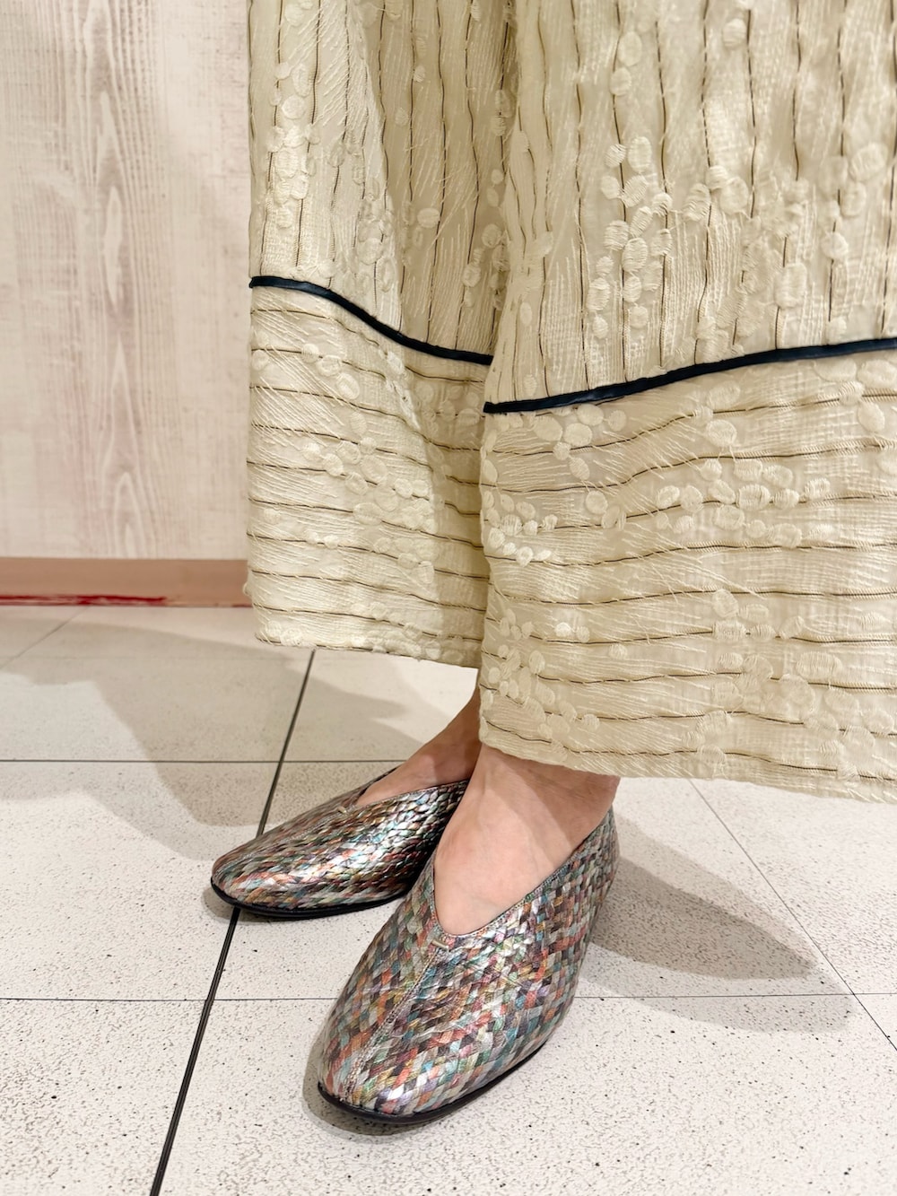 グリーン系のショルダーバッグ、その他のパンプスを着用したレディースの春コーディネートの2枚目の写真