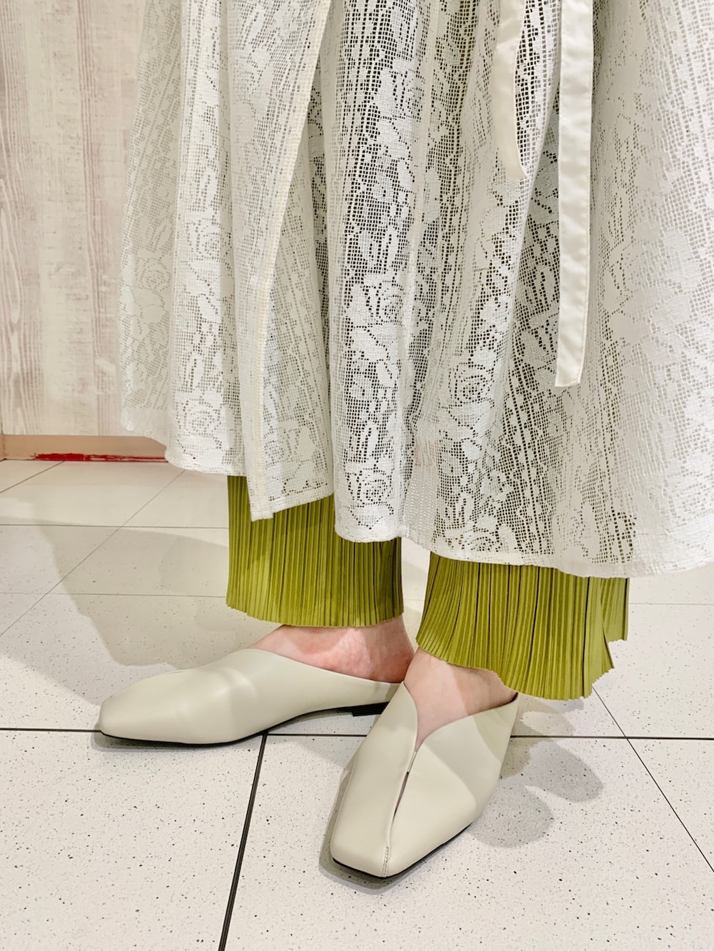 ホワイト系のワンピース、グリーン系のその他パンツ、ホワイト系のサンダルを着用したレディースの春コーディネートの3枚目の写真