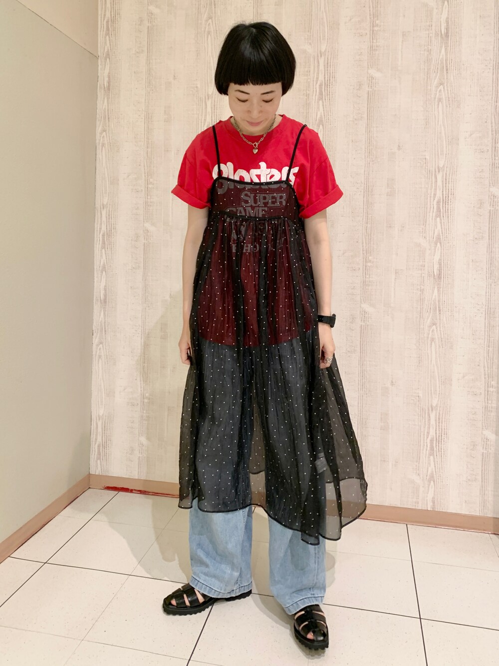 「himiko、卑弥呼、651204、最近のいい感じコーデ、レイヤードスタイル、夏コーデ、グルカサンダル、オトナカジュアル、大人カジュアル、カジュアル」｜「Spick & Spanのアイテム（Tシャツ/カットソー、レッド系）」を使った、HIMIKO熊本鶴屋さん（レディース・165cm）の春コーディネートの2枚目の写真