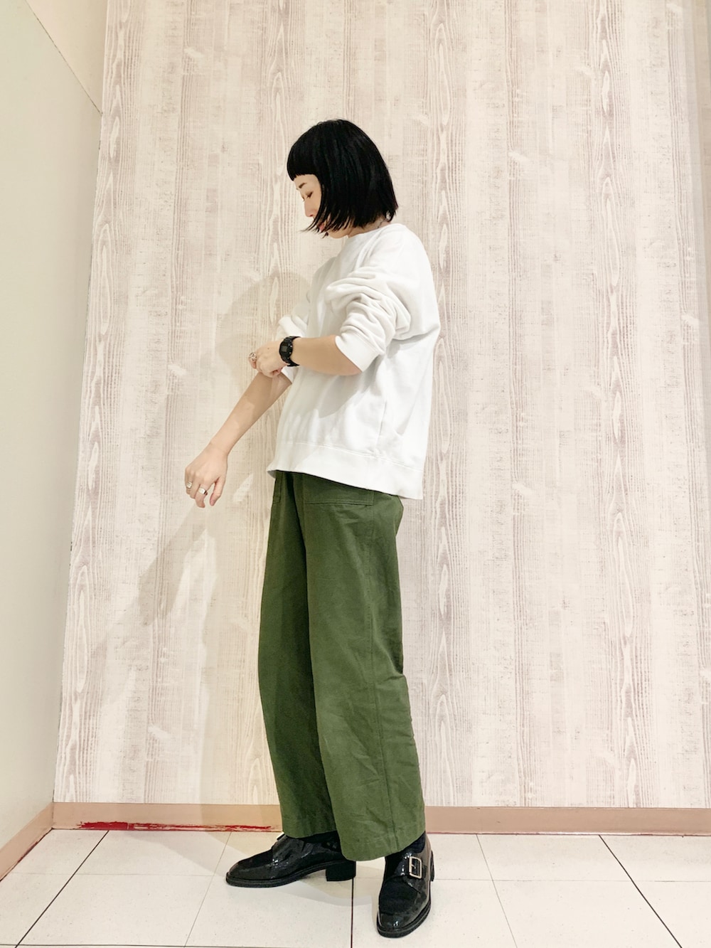 ホワイト系のスウェット、グリーン系のその他パンツ、ブラック系のパンプスを着用したレディースの秋コーディネートの3枚目の写真