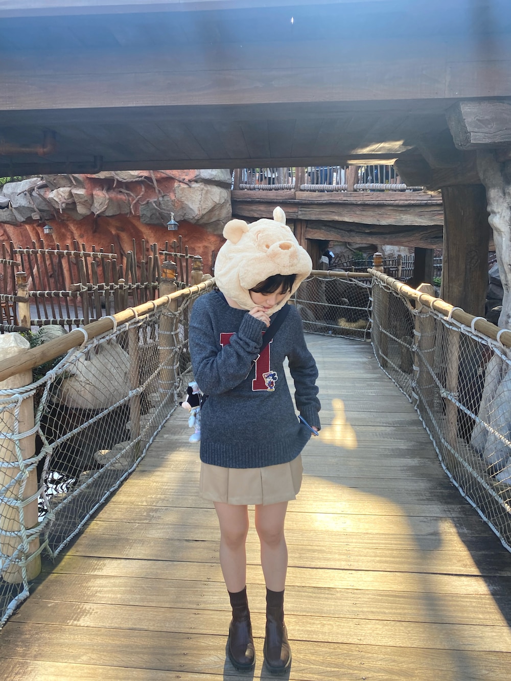 ベージュ系のスカート、ブラウン系のブーツを着用したレディースの春コーディネートの2枚目の写真