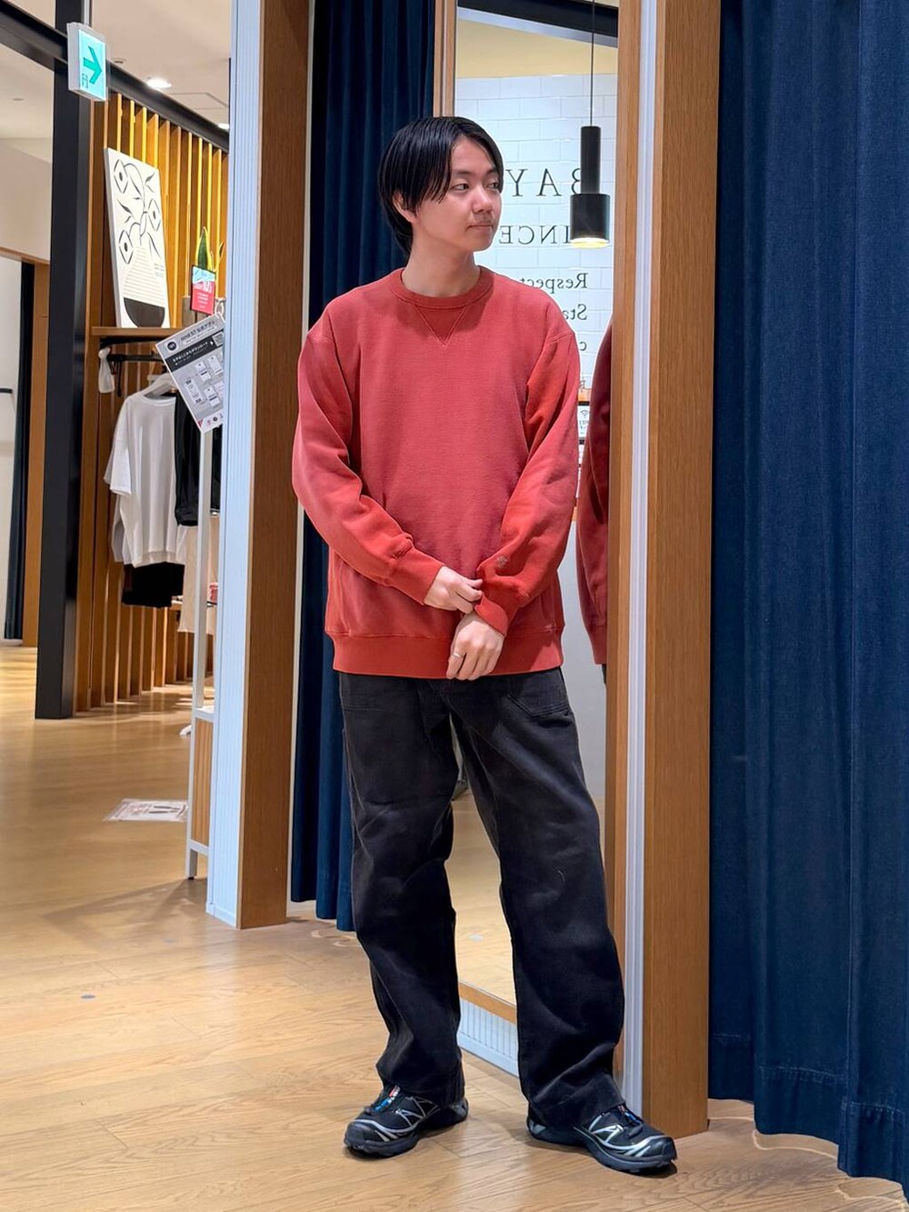 レッド系のスウェット、グレー系のその他アウター、ブルー系のストール/ショールを着用したメンズの冬コーディネートの5枚目の写真