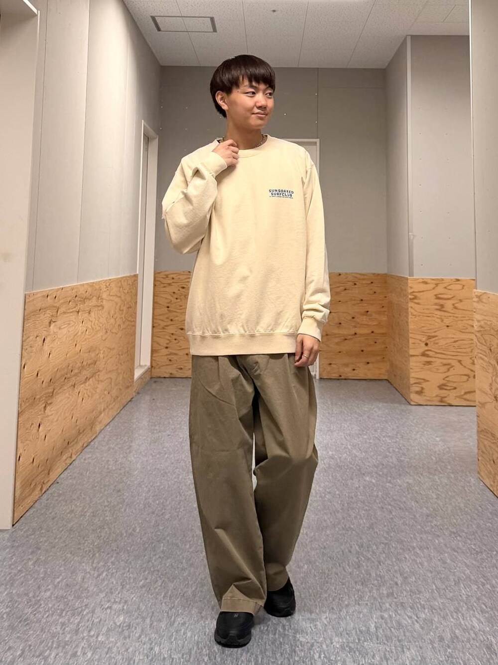 ブラウン系のショルダーバッグ、グレー系のシャツ/ブラウス、イエロー系のTシャツ/カットソーを着用したメンズの冬コーディネートの5枚目の写真