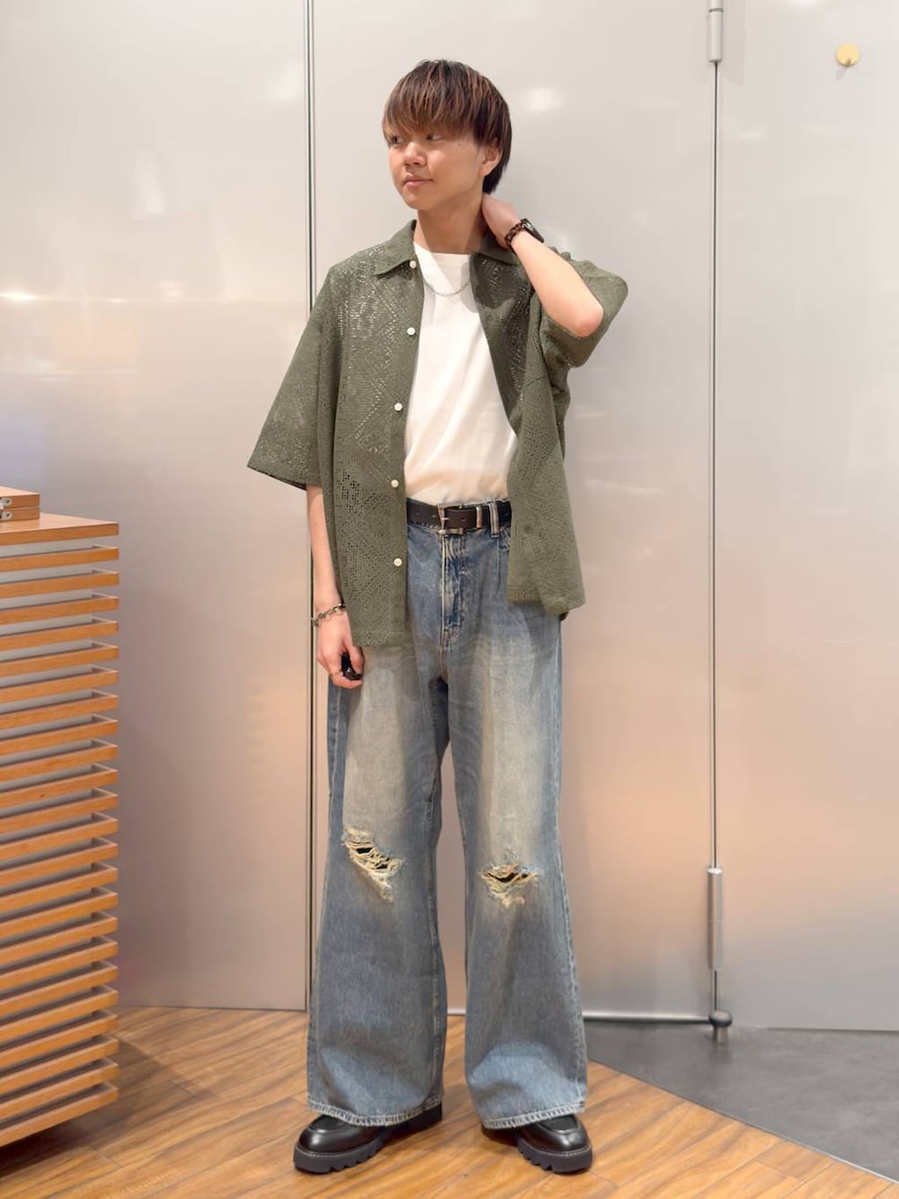 ブラック系のドレスシューズ、ブルー系のデニムパンツ、ホワイト系のTシャツ/カットソーを着用したメンズの夏コーディネートの2枚目の写真