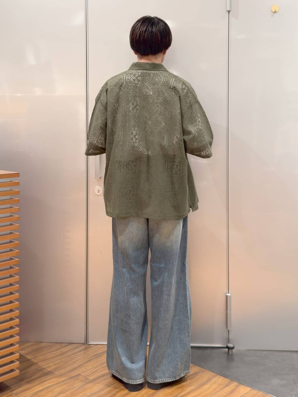 ブラック系のドレスシューズ、ブルー系のデニムパンツ、ホワイト系のTシャツ/カットソーを着用したメンズの夏コーディネートの3枚目の写真