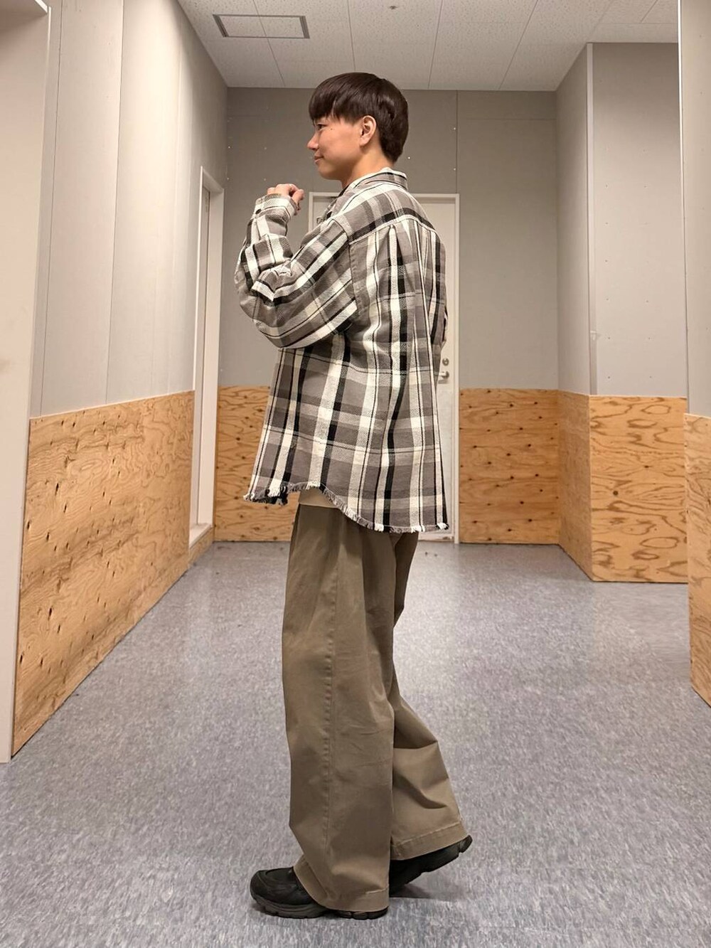 ブラウン系のショルダーバッグ、グレー系のシャツ/ブラウス、イエロー系のTシャツ/カットソーを着用したメンズの冬コーディネートの3枚目の写真