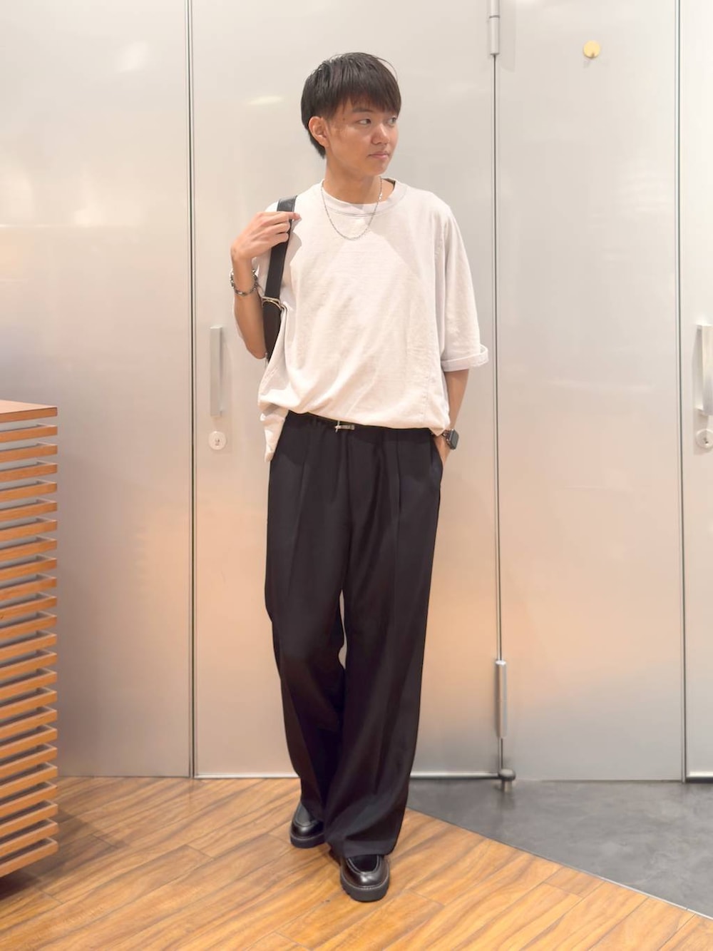 ブラック系のドレスシューズ、その他のショルダーバッグ、ブラック系のスラックスを着用したメンズの夏コーディネートの2枚目の写真