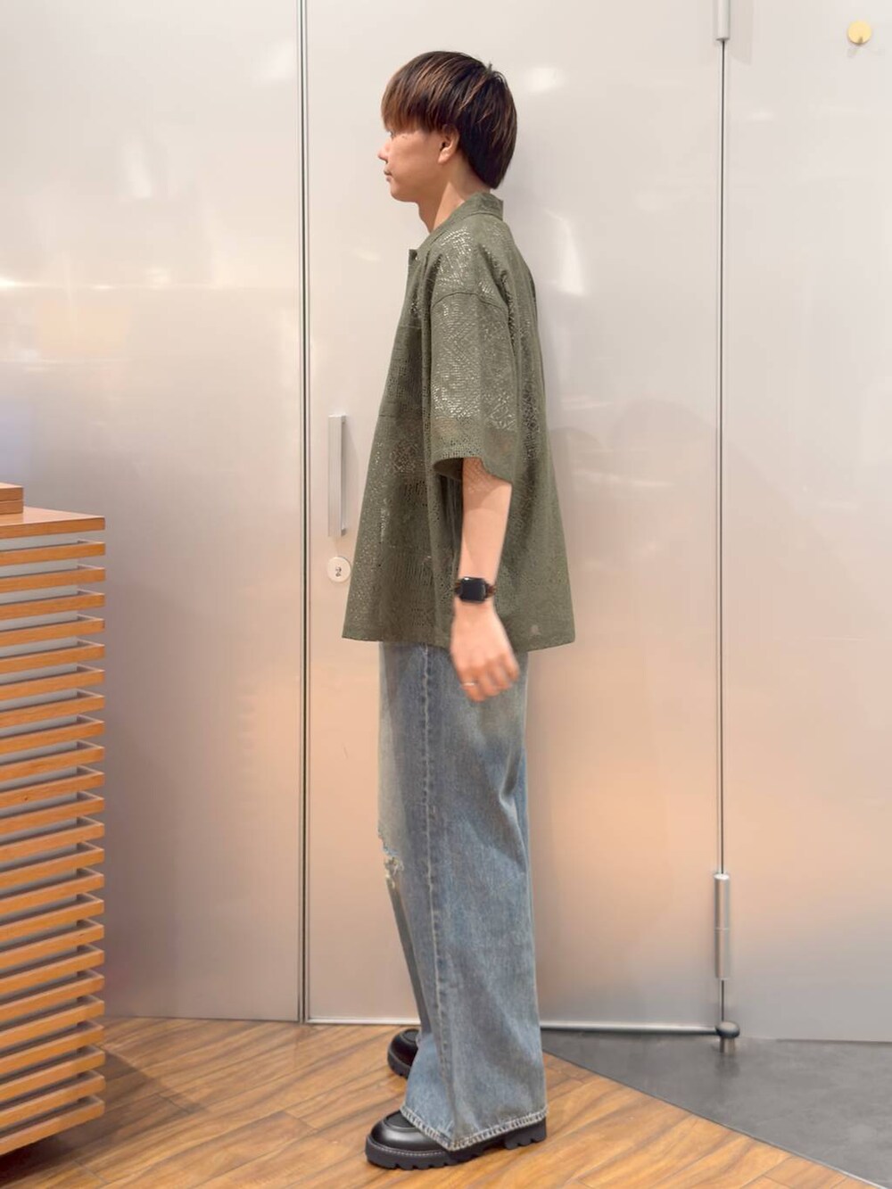 ブラック系のドレスシューズ、ブルー系のデニムパンツ、ホワイト系のTシャツ/カットソーを着用したメンズの夏コーディネートの4枚目の写真