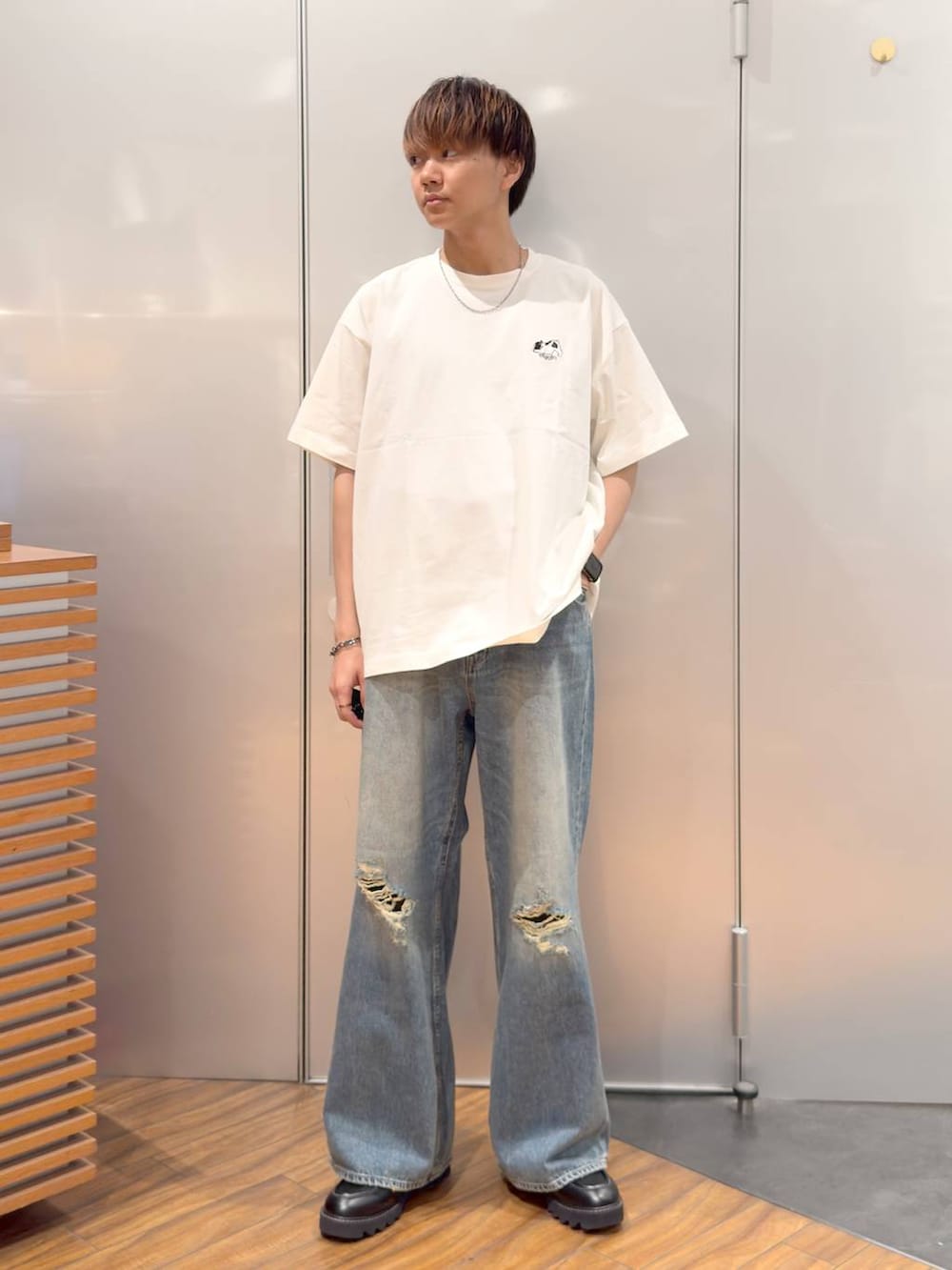 ブラック系のドレスシューズ、ブルー系のデニムパンツ、ホワイト系のTシャツ/カットソーを着用したメンズの夏コーディネートの5枚目の写真