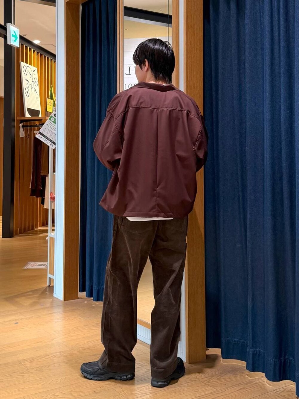 ブラック系のトートバッグ、ブラウン系のその他パンツ、ホワイト系のスウェットを着用したメンズの冬コーディネートの3枚目の写真