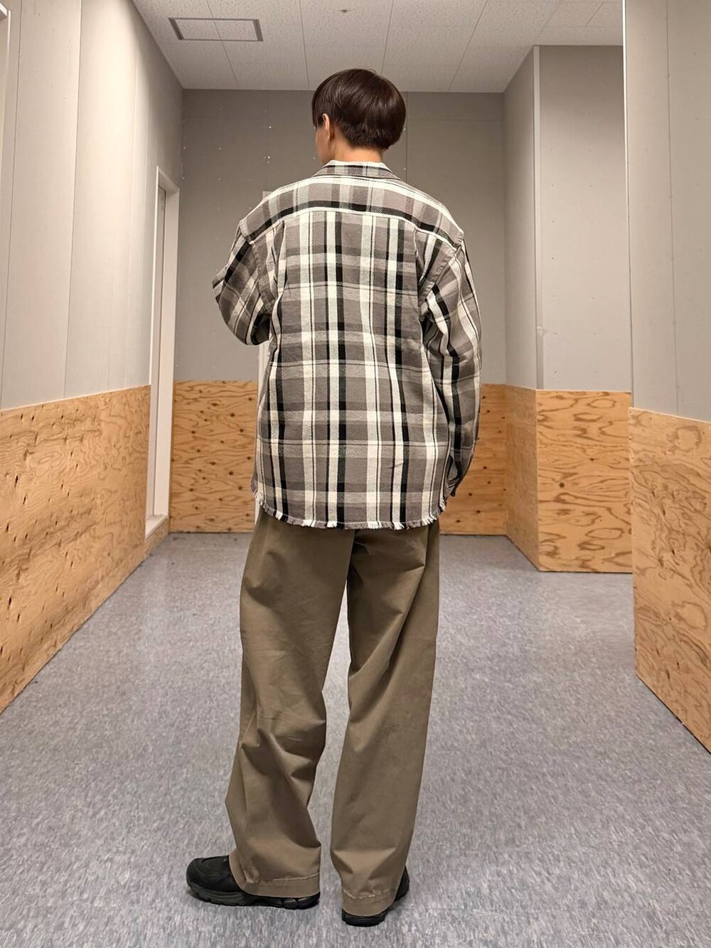 ブラウン系のショルダーバッグ、グレー系のシャツ/ブラウス、イエロー系のTシャツ/カットソーを着用したメンズの冬コーディネートの4枚目の写真