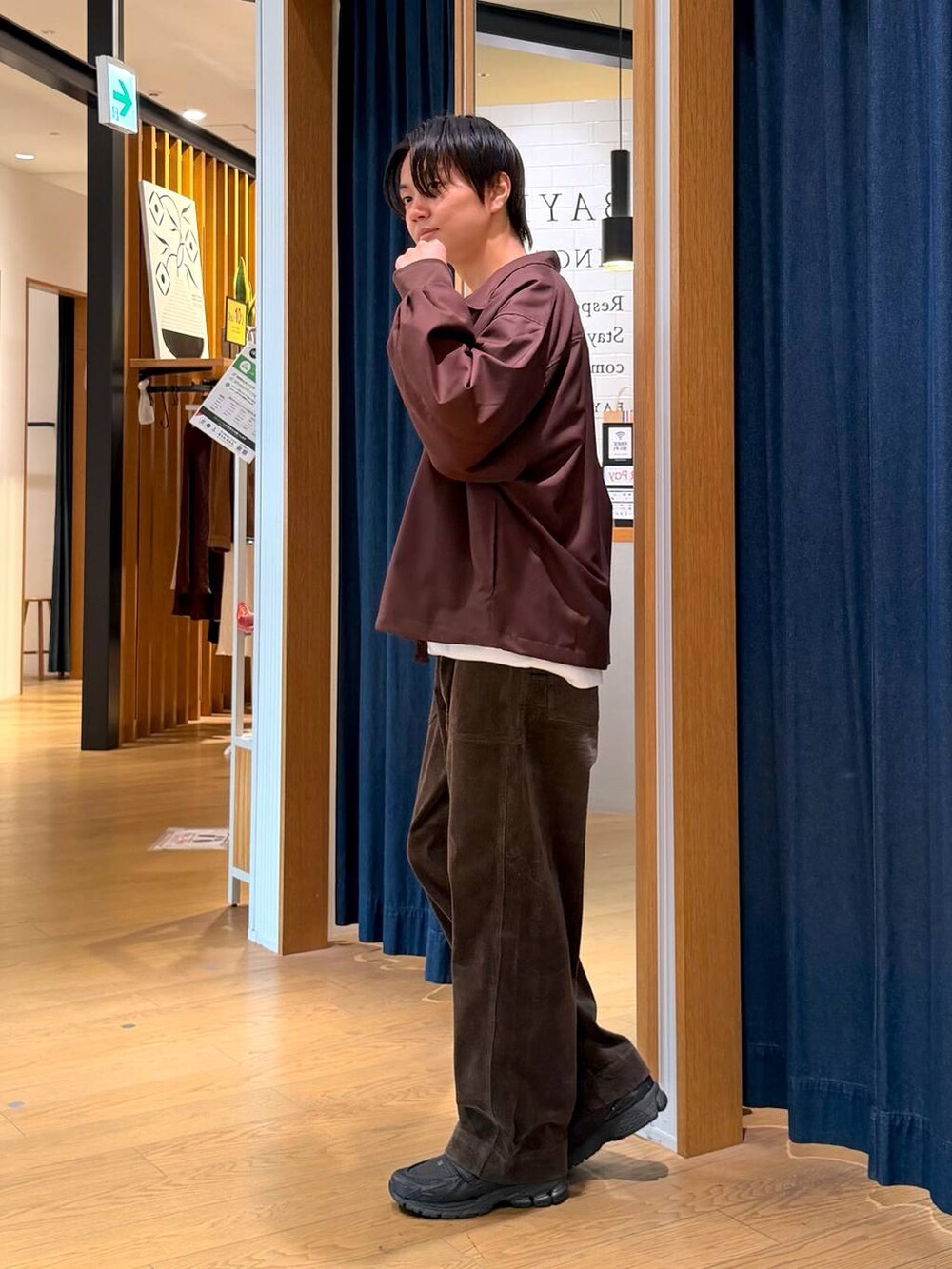 ブラック系のトートバッグ、ブラウン系のその他パンツ、ホワイト系のスウェットを着用したメンズの冬コーディネートの4枚目の写真