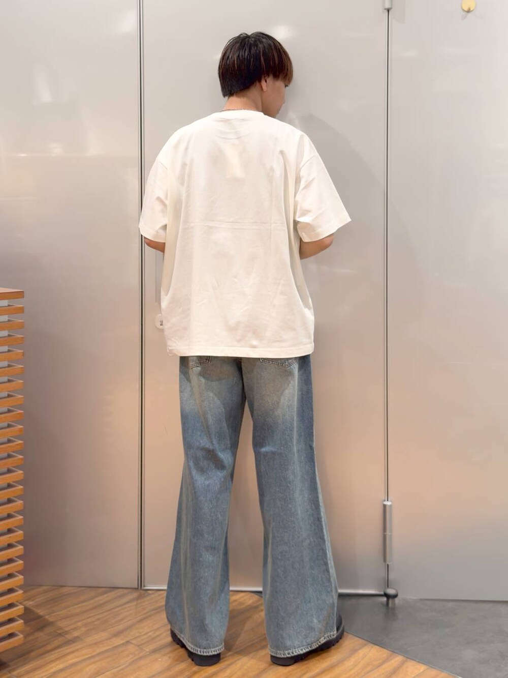 ブラック系のドレスシューズ、ブルー系のデニムパンツ、ホワイト系のTシャツ/カットソーを着用したメンズの夏コーディネートの6枚目の写真