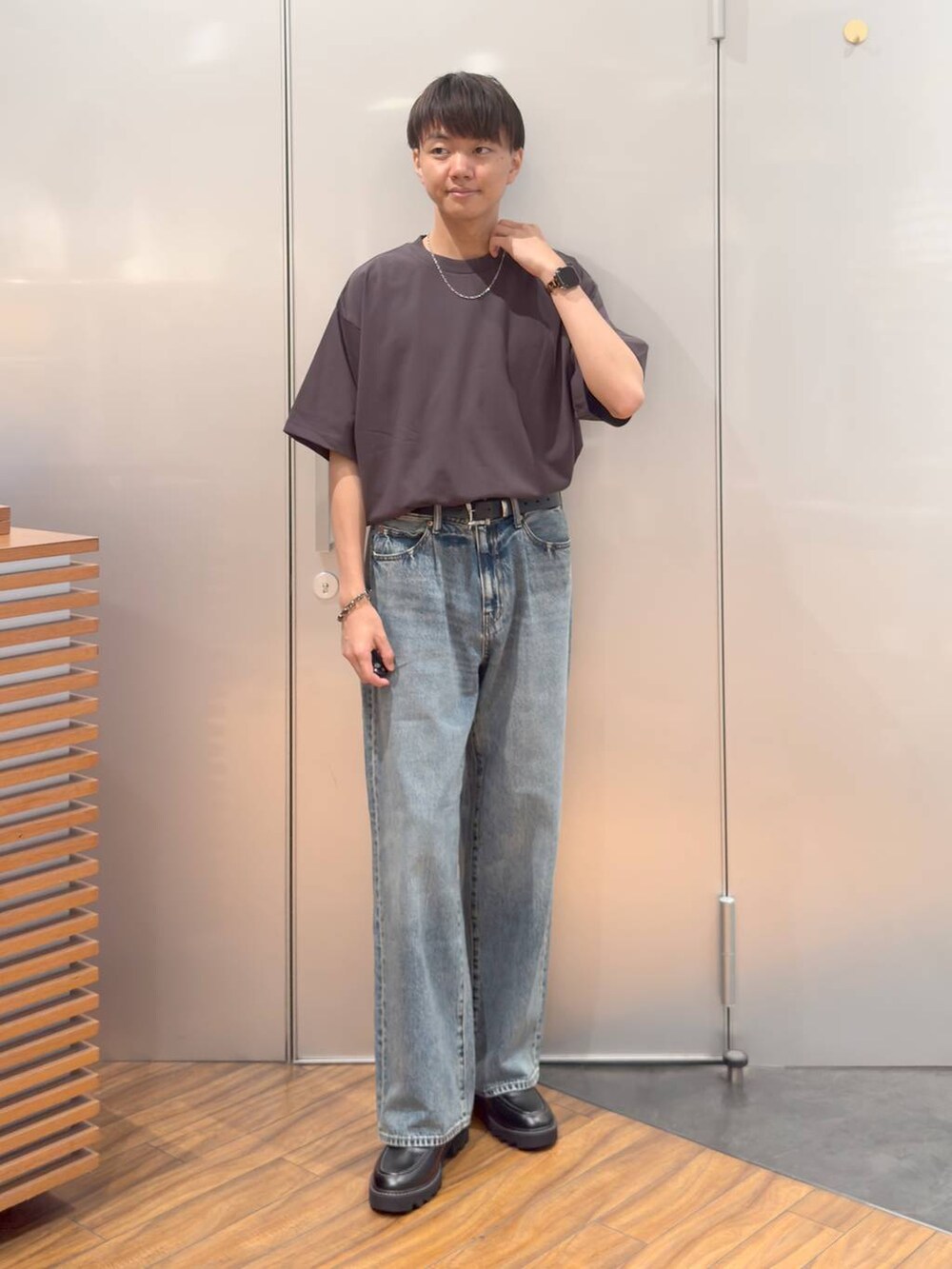 ブラック系のドレスシューズ、ホワイト系のシャツ/ブラウス、グレー系のTシャツ/カットソーを着用したメンズの夏コーディネートの5枚目の写真