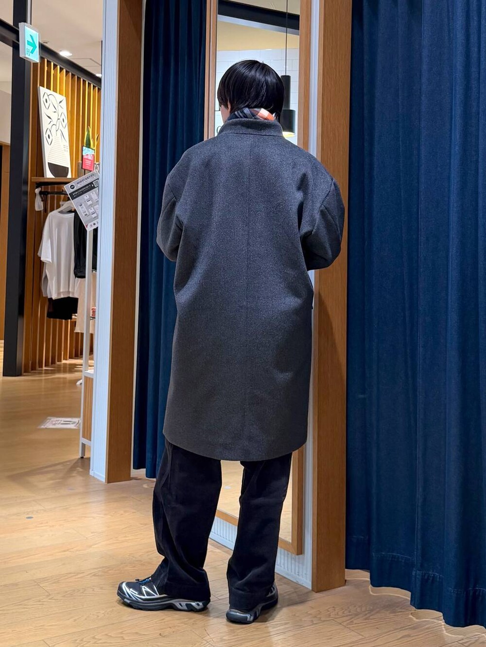 レッド系のスウェット、グレー系のその他アウター、ブルー系のストール/ショールを着用したメンズの冬コーディネートの3枚目の写真