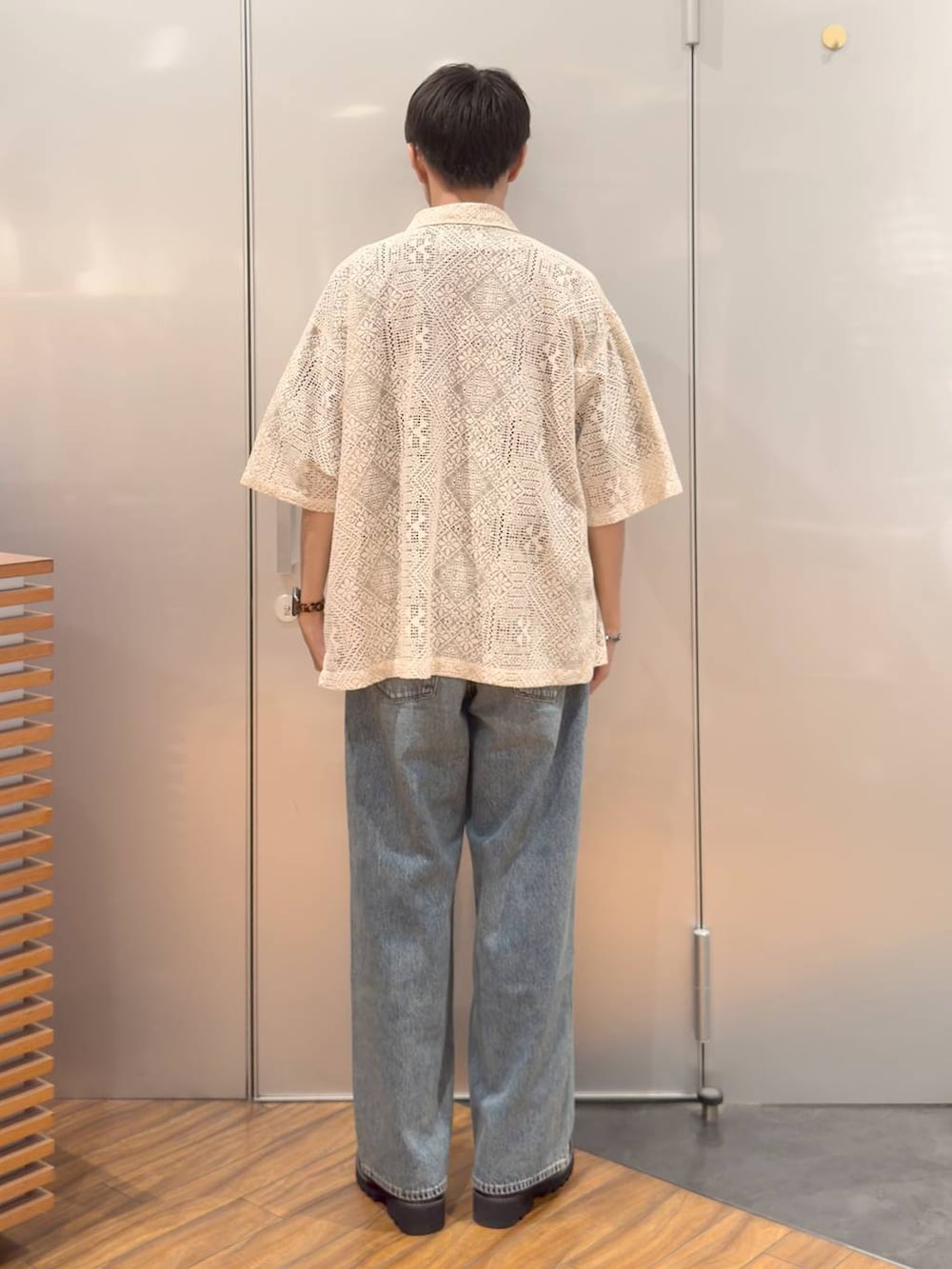 ブラック系のドレスシューズ、ホワイト系のシャツ/ブラウス、グレー系のTシャツ/カットソーを着用したメンズの夏コーディネートの3枚目の写真