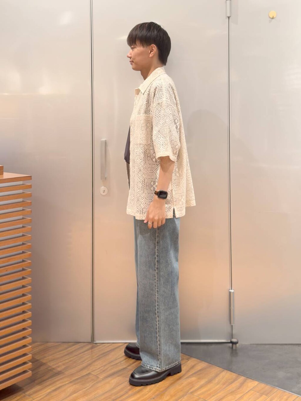 ブラック系のドレスシューズ、ホワイト系のシャツ/ブラウス、グレー系のTシャツ/カットソーを着用したメンズの夏コーディネートの4枚目の写真