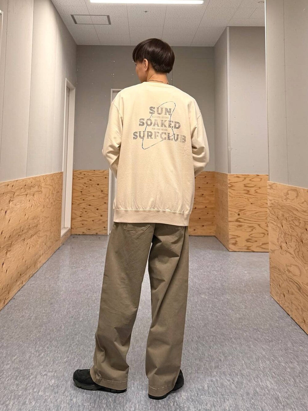 ブラウン系のショルダーバッグ、グレー系のシャツ/ブラウス、イエロー系のTシャツ/カットソーを着用したメンズの冬コーディネートの6枚目の写真