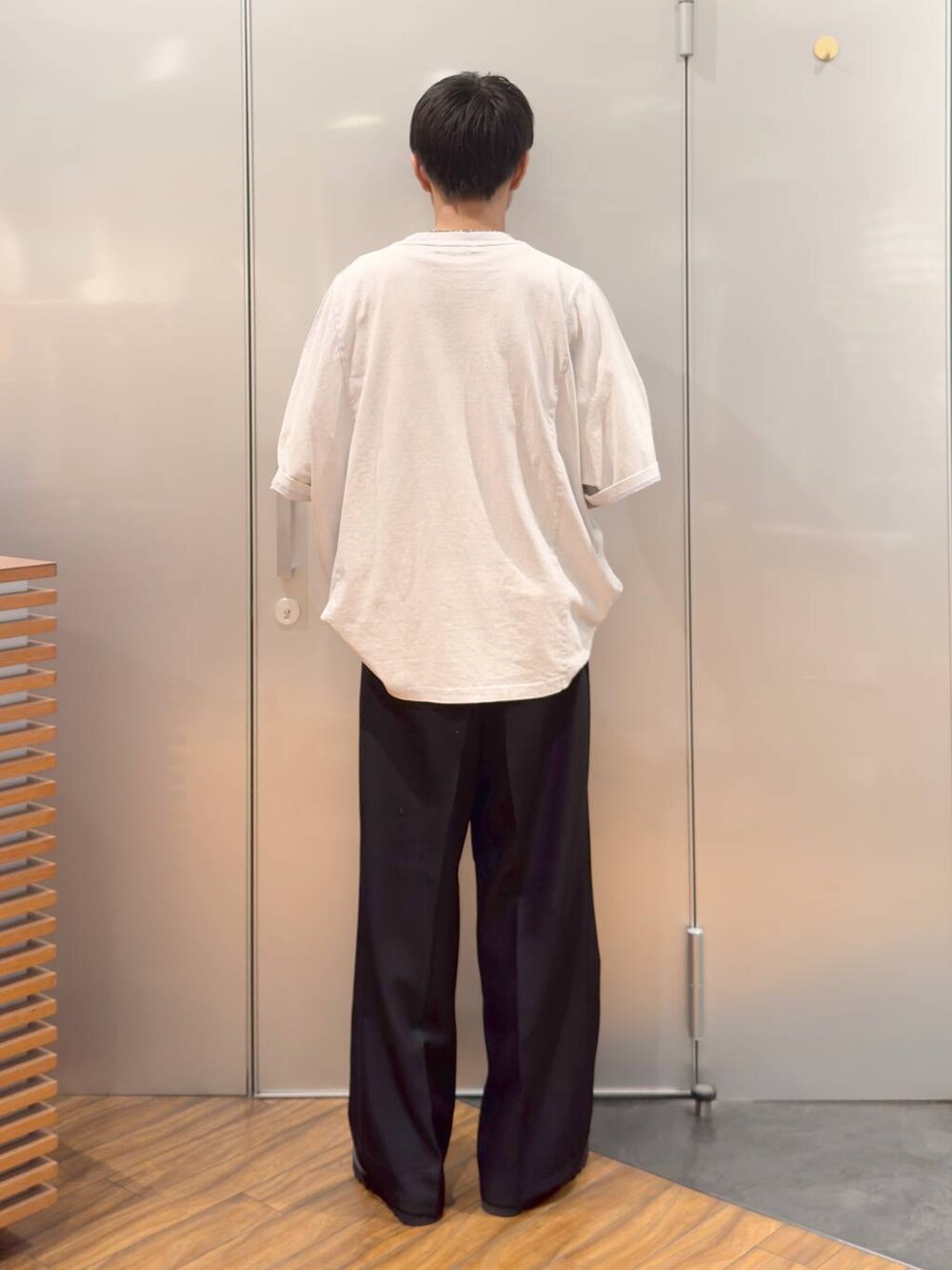 ブラック系のドレスシューズ、その他のショルダーバッグ、ブラック系のスラックスを着用したメンズの夏コーディネートの3枚目の写真