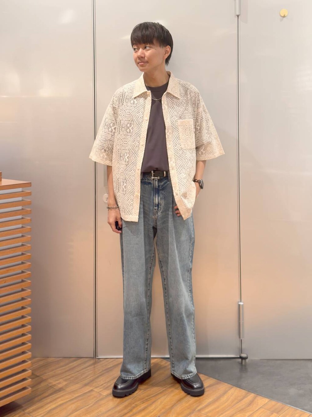 ブラック系のドレスシューズ、ホワイト系のシャツ/ブラウス、グレー系のTシャツ/カットソーを着用したメンズの夏コーディネートの2枚目の写真