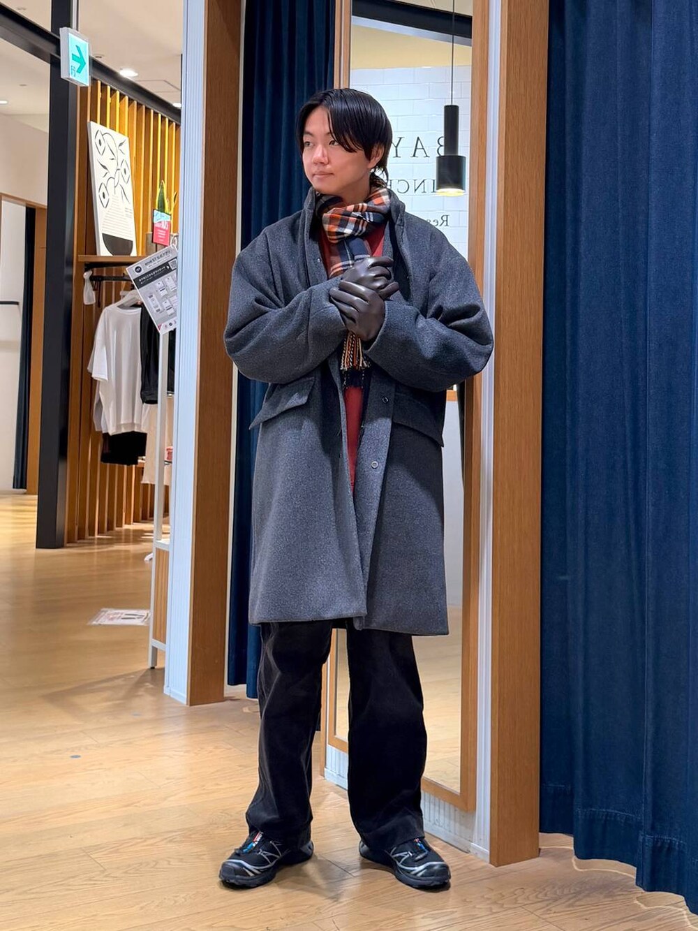 レッド系のスウェット、グレー系のその他アウター、ブルー系のストール/ショールを着用したメンズの冬コーディネートの2枚目の写真