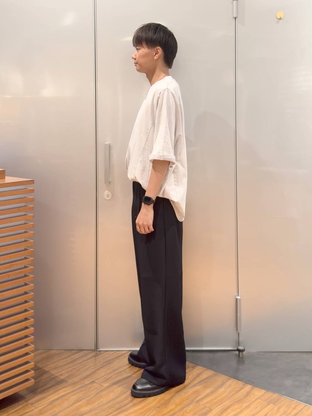 ブラック系のドレスシューズ、その他のショルダーバッグ、ブラック系のスラックスを着用したメンズの夏コーディネートの4枚目の写真