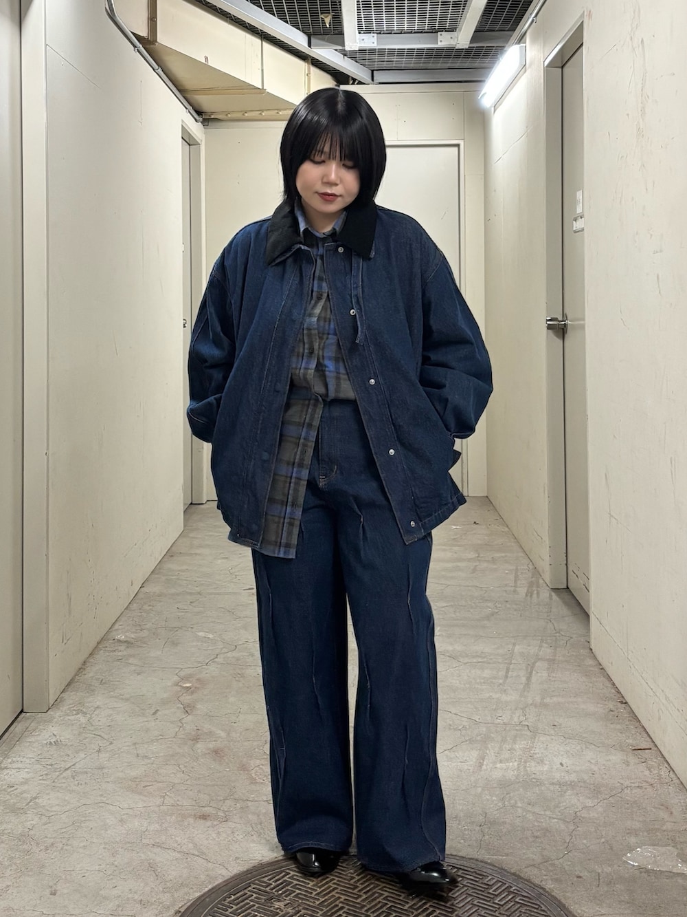 ブルー系のブルゾン、ブルー系のシャツ/ブラウス、ブルー系のデニムパンツを着用したレディースの秋コーディネートの2枚目の写真