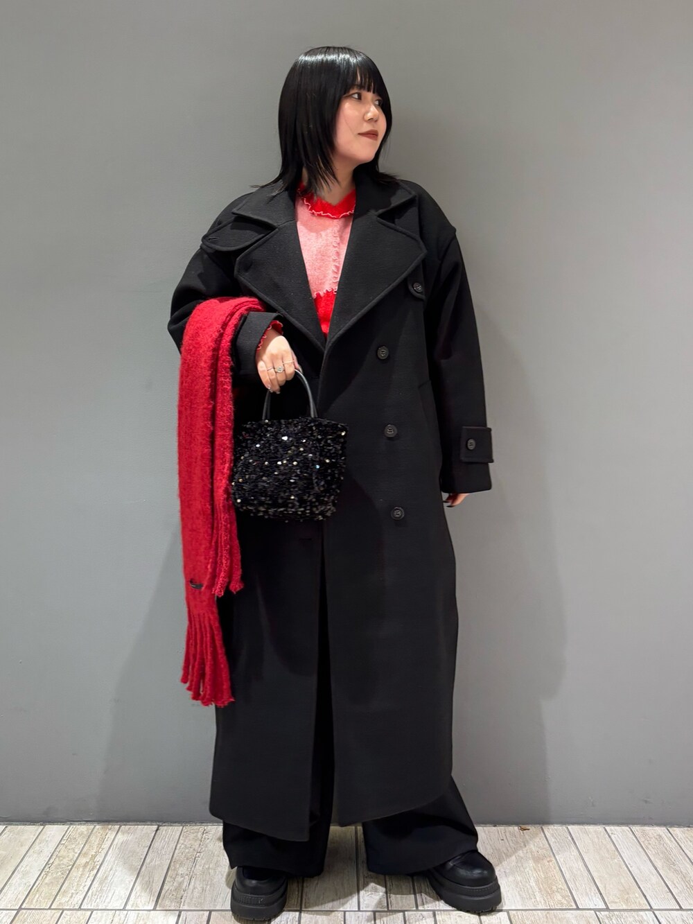 「ロングコート、クリスマスに着たい服、モード、差し色コーデ、ブラックコーデ、きれいめカジュアル、キレイめ、パンツスタイル、大人コーデ、ニット、低身長コーデ、おしゃれさんと繋がりたい、お出かけコーデ、オトナカジュアル、KBF」｜「RODE SKOのチェーン付きスパンコールバッグ（ショルダーバッグ、ブラック系）」を使った、nagisaさん（レディース・153cm）の冬コーディネートの3枚目の写真