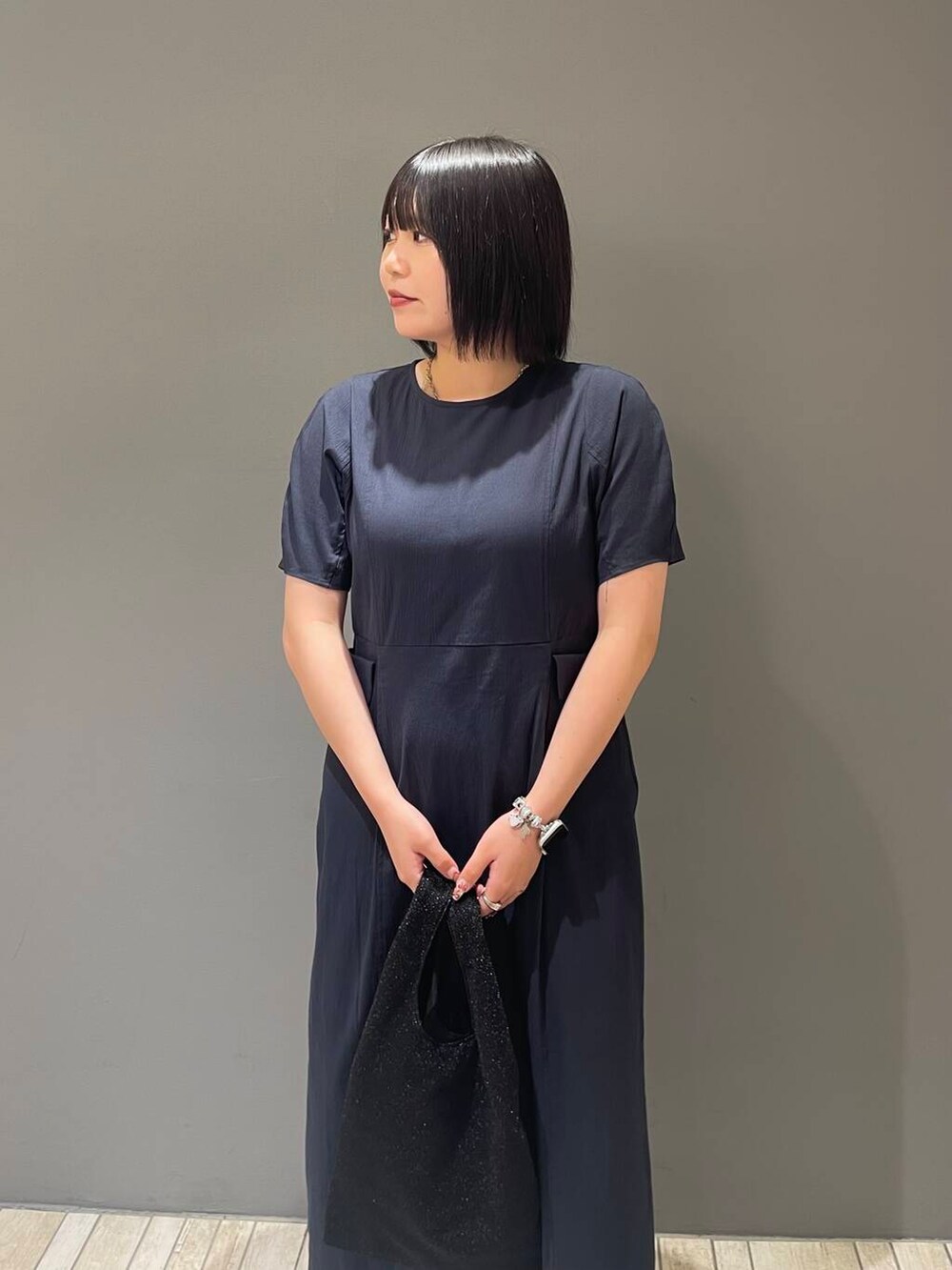 ブルー系のワンピース、ブラック系のトートバッグ、ブラック系のその他シューズを着用したレディースの夏コーディネートの6枚目の写真