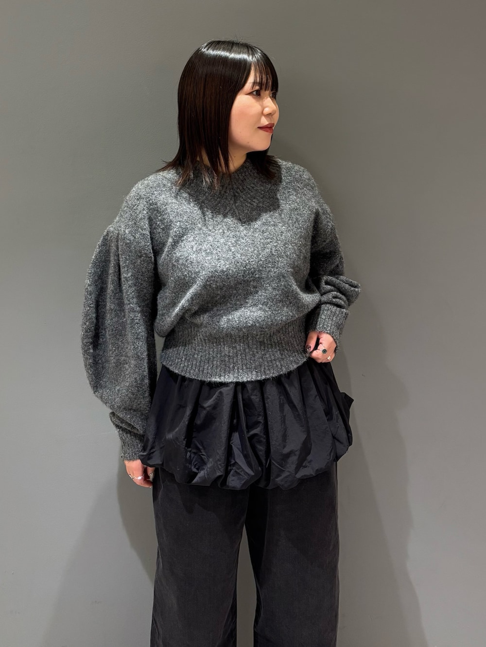 「冬コーデ、ブラックコーデ、モノトーンコーデ、モード、デニム、ニット、お出かけコーデ、おしゃれさんと繋がりたい、冬アウター、モノトーン、お洒落さんとつながりたい、骨格ストレート、大人コーデ、モードストリート、KBF」｜「KBFのVネックフォルムニット（ニット/セーター、グレー系）」を使った、nagisaさん（レディース・153cm）の冬コーディネートの8枚目の写真
