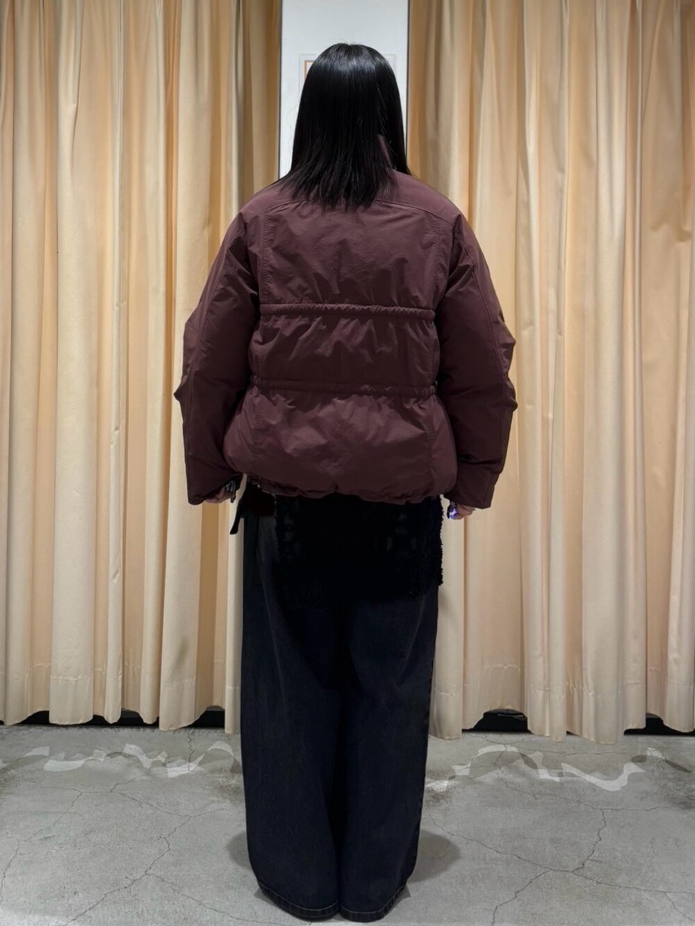 「冬アウター、今日のコーデ、デニム、おしゃれさんと繋がりたい、レイヤードスタイル、休日スタイル、スニーカー、モード、カジュアル、カジュアルコーデ、ダウンジャケット、シンプル、シンプルコーデ、骨格ストレート、KBF」｜「KBFのフロントリボン中綿ジャケット（ダウンジャケット/コート、レッド系）」を使った、nagisaさん（骨格ストレート・レディース・153cm）の冬コーディネートの6枚目の写真