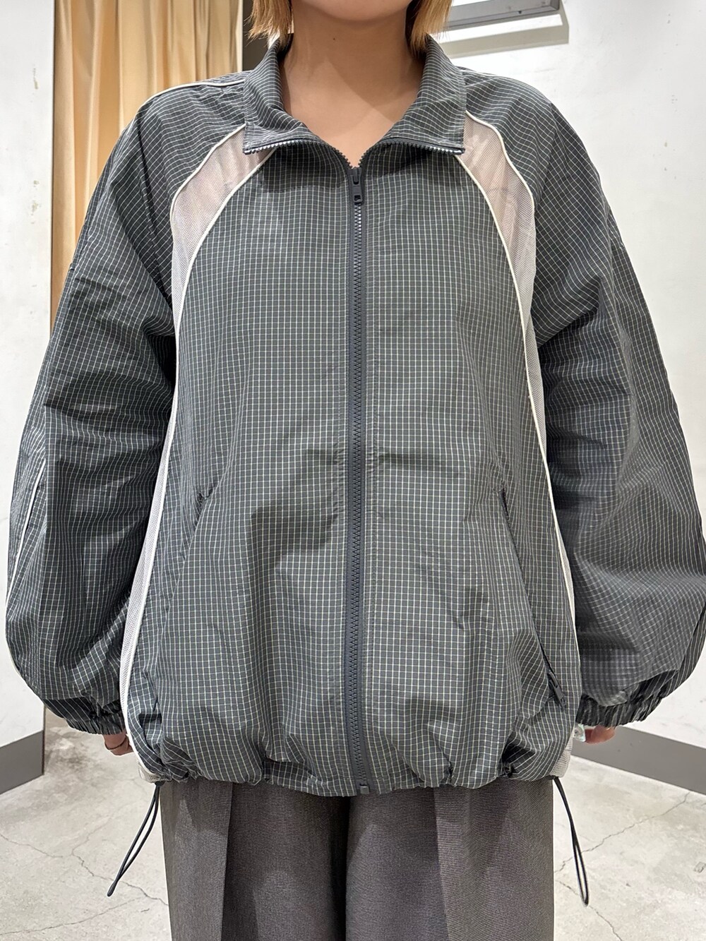 ブラック系のキャミソール、グレー系のブルゾン、グレー系のその他パンツを着用したレディースの秋コーディネートの10枚目の写真